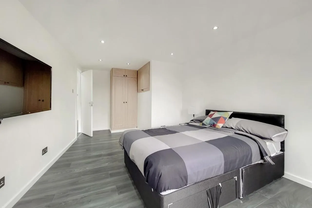 Lovely 4 Bed Apartment Perfect For Families! London