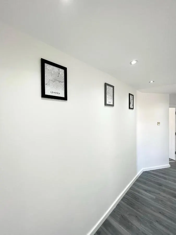 Lovely 4 Bed Apartment Perfect For Families! London